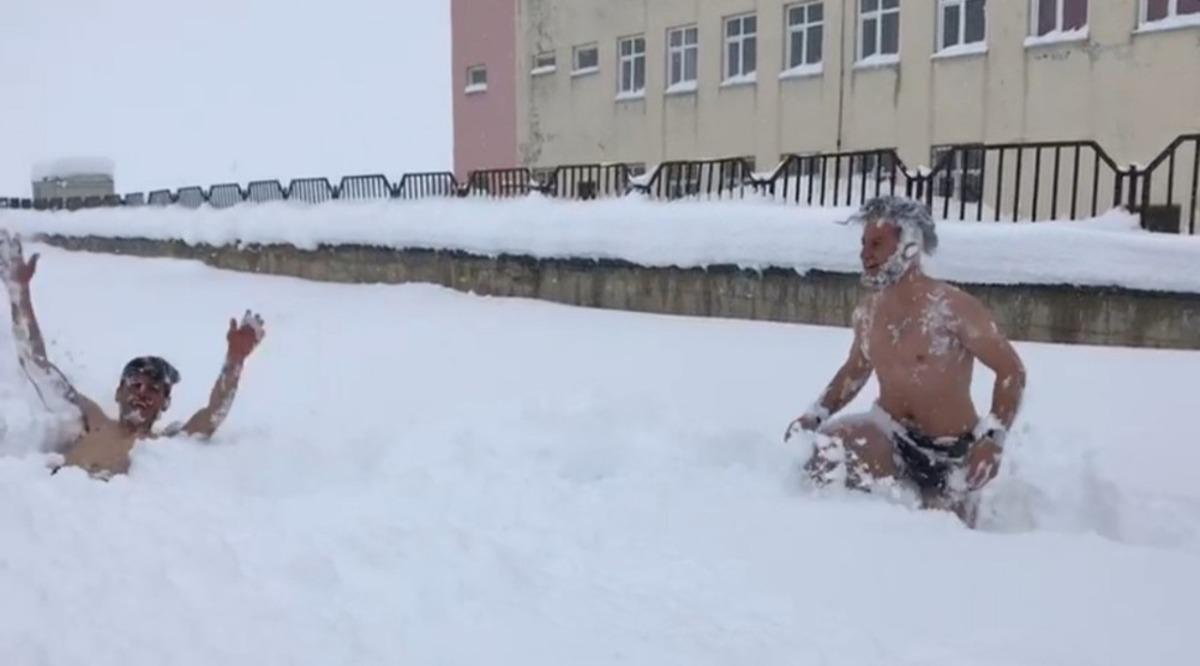 Antrenmandan d&ouml;nen milli sporcular karda y&uuml;zd&uuml;