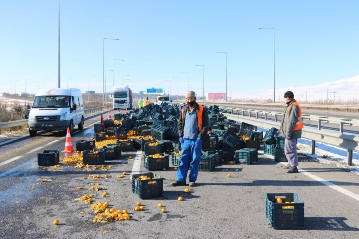 Tonlarca limon yola d&ouml;k&uuml;ld&uuml;