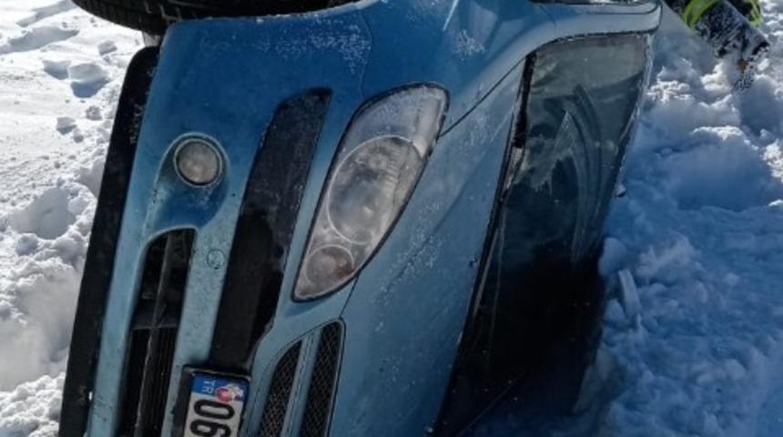 Otomobil kontrolden çıktı: 3 yaralı