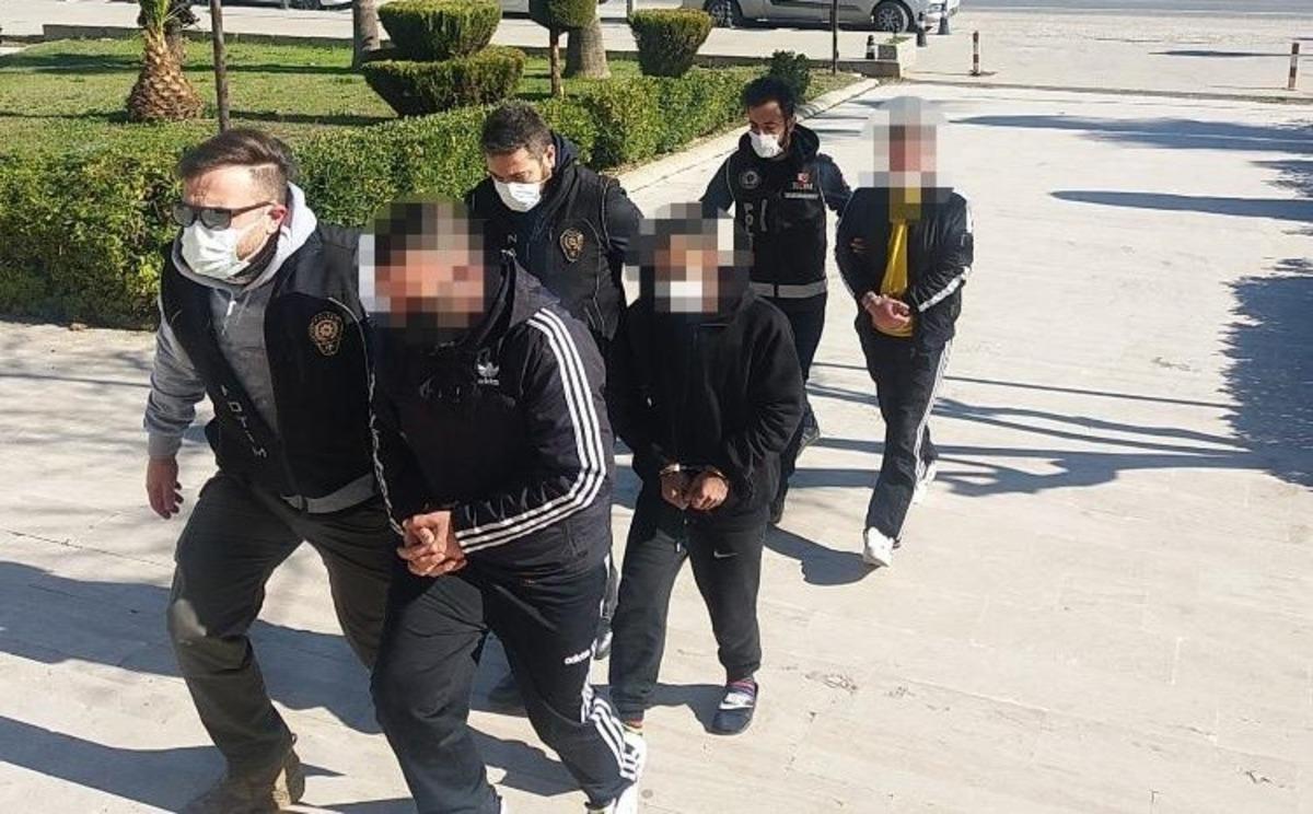 Polisin &rsquo;şok&rsquo; uygulamasına takılan 4 kişiden 2&rsquo;si tutuklandı