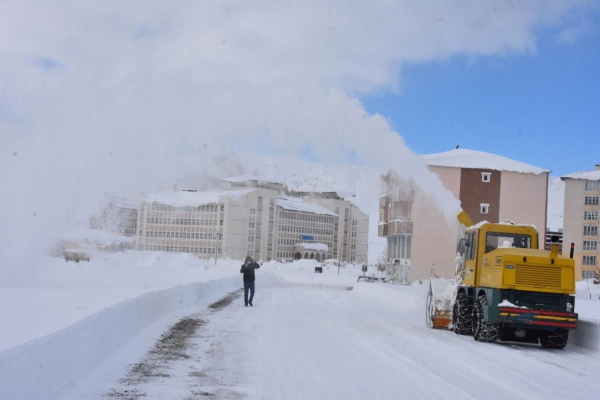 Bitlis kara g&ouml;m&uuml;ld&uuml; 214 k&ouml;y yolu ulaşıma kapandı