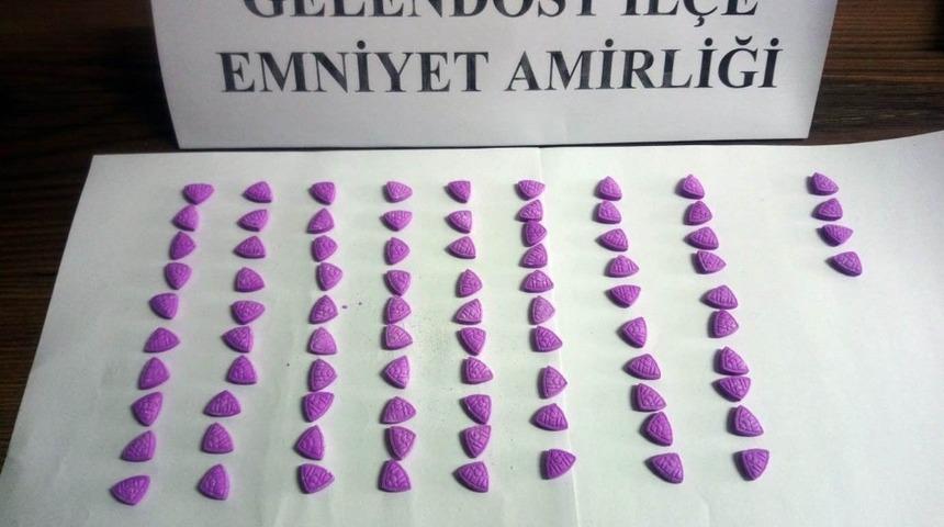 Isparta&rsquo;da ş&uuml;phe &uuml;zerine durdurulan şahısların &uuml;zerinden uyuşturucu &ccedil;ıktı