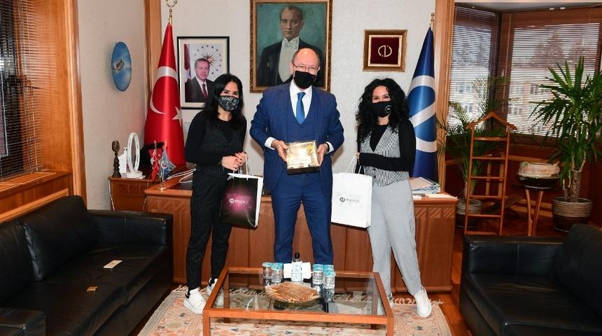 Rekt&ouml;r Erdal, Bi-Fikir KAP yarışmasında dereceye giren &ouml;ğrencileri kutladı