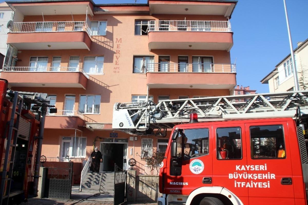 Yakınlarının evinin yandığını g&ouml;rd&uuml;ler, g&ouml;zyaşı d&ouml;kt&uuml;ler