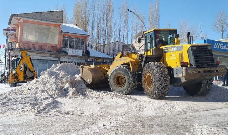 Başkale Belediyesi kamyonlarla kar taşıyor G2