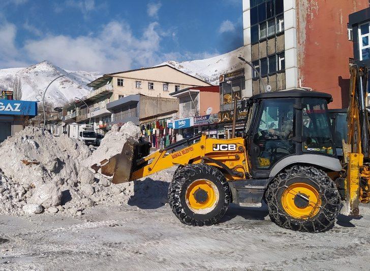 Başkale Belediyesi kamyonlarla kar taşıyor G3