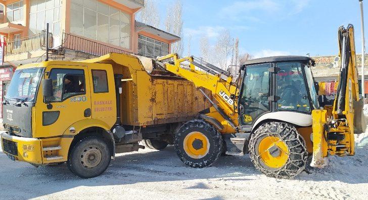 Başkale Belediyesi kamyonlarla kar taşıyor G4