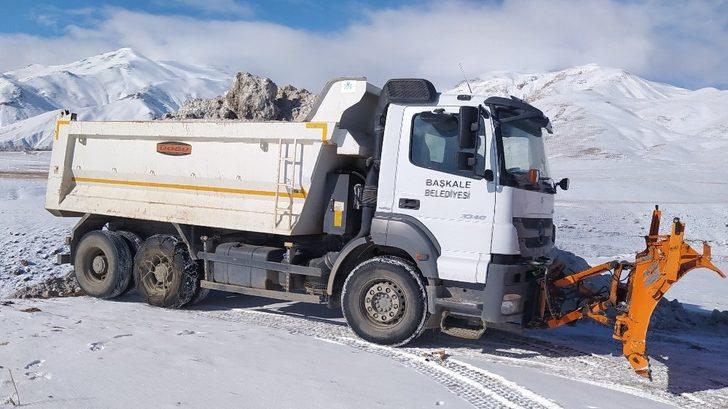 Başkale Belediyesi kamyonlarla kar taşıyor G5