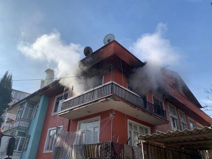 Üst katında yangın çıkınca fenalaşan kadına sağlık ekipleri müdahale etti G4