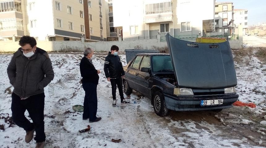 Yanan otomobilini kumla s&ouml;nd&uuml;rd&uuml;
