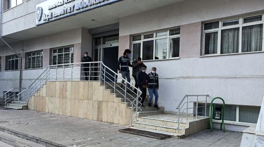 Kablo hırsızlığı ş&uuml;phelileri polisten ka&ccedil;amadı