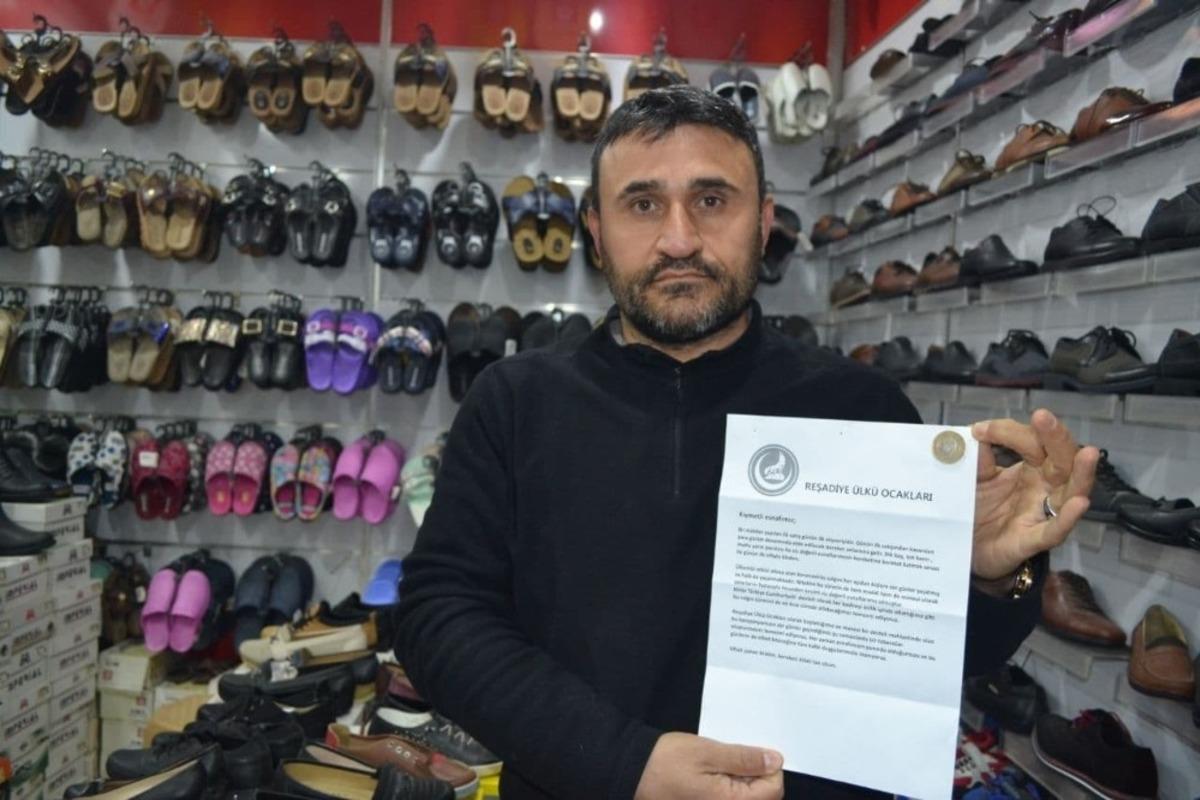 İş yerini a&ccedil;an esnaf zarf i&ccedil;inde 1 lira ile karşılaştı