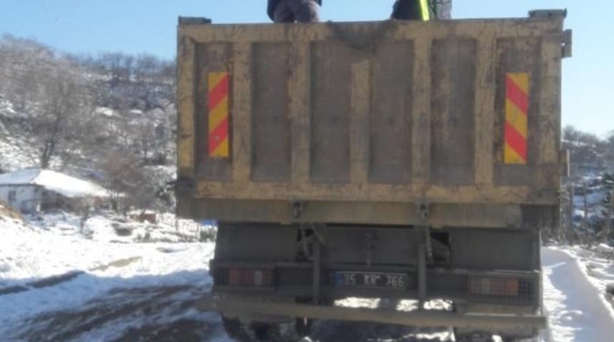 S&uuml;t i&ccedil;in karlı yollar tuzlandı