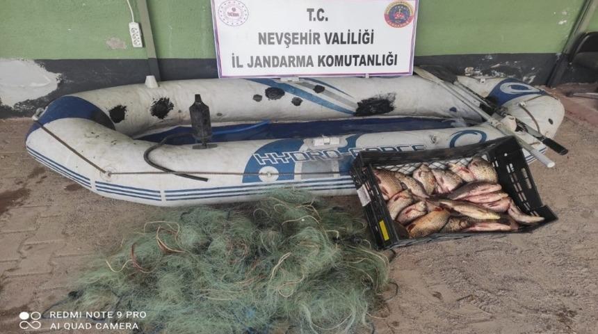 Kızılırmak&rsquo;ta ka&ccedil;ak balık avlayan 2 kişi yakalandı