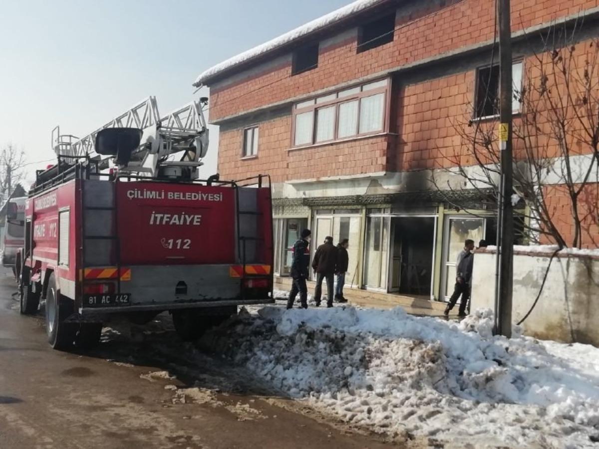 Mobilya bakım at&ouml;lyesinde &ccedil;ıkan yangın korkuttu