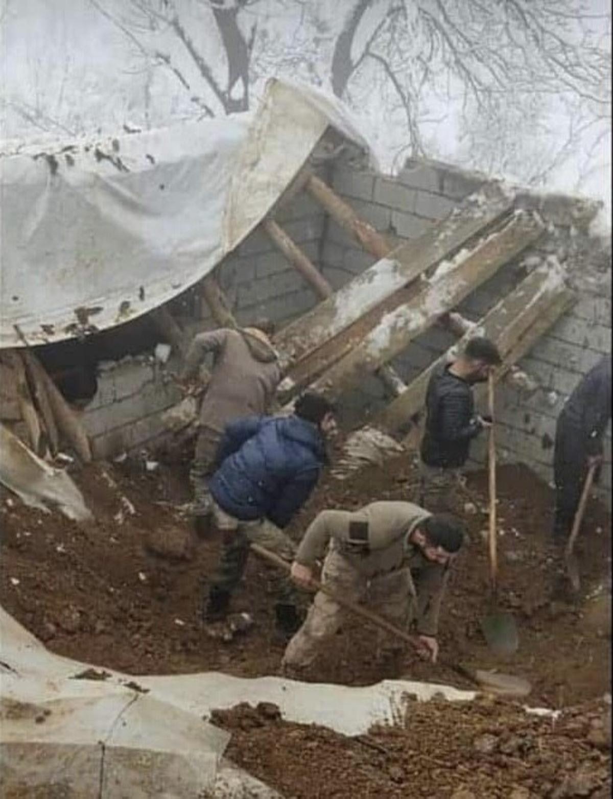 Tavanı &ccedil;&ouml;ken ahırın i&ccedil;indeki hayvanlar telef oldu