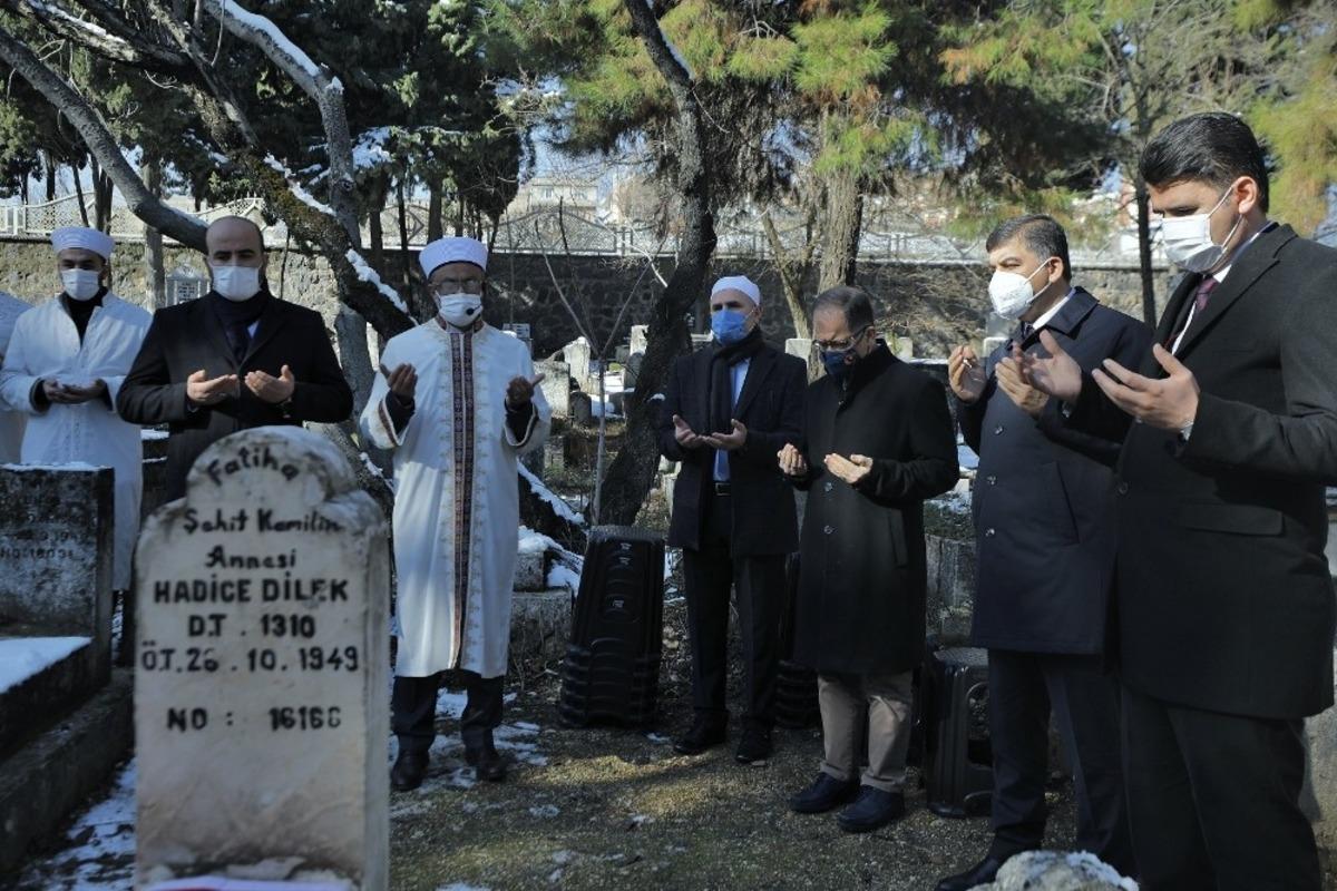 Şehit Kamil annesinin mezarı başında anıldı