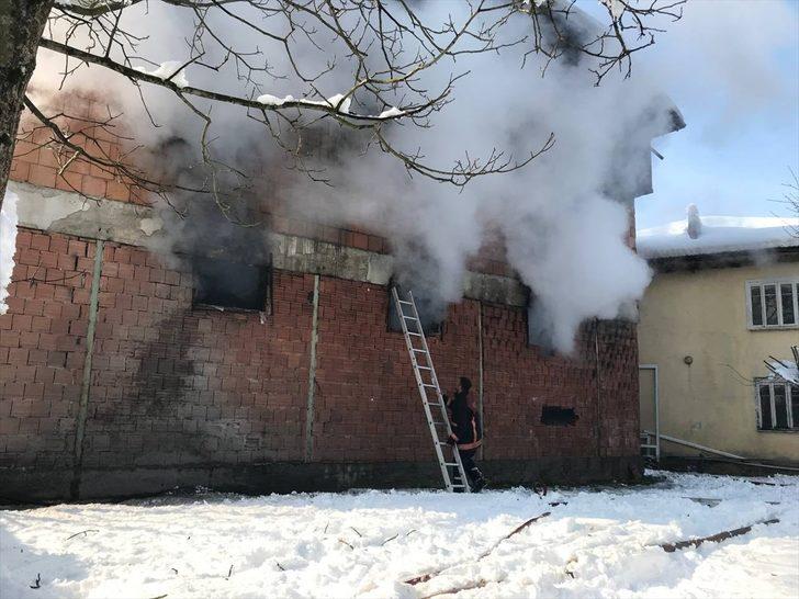 Düzce'de mobilya atölyesinde çıkan yangın hasara neden oldu G1