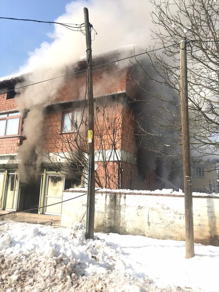 Düzce'de mobilya atölyesinde çıkan yangın hasara neden oldu G3