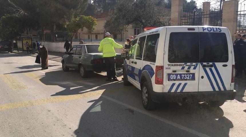 Otomobil ani fren yapınca, motosikleti devirdi