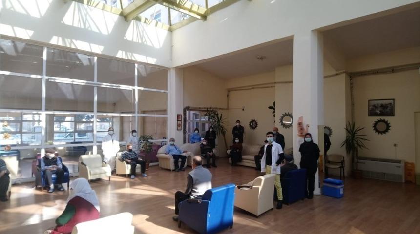 Huzurevi sakinleri ile personel aşılandı