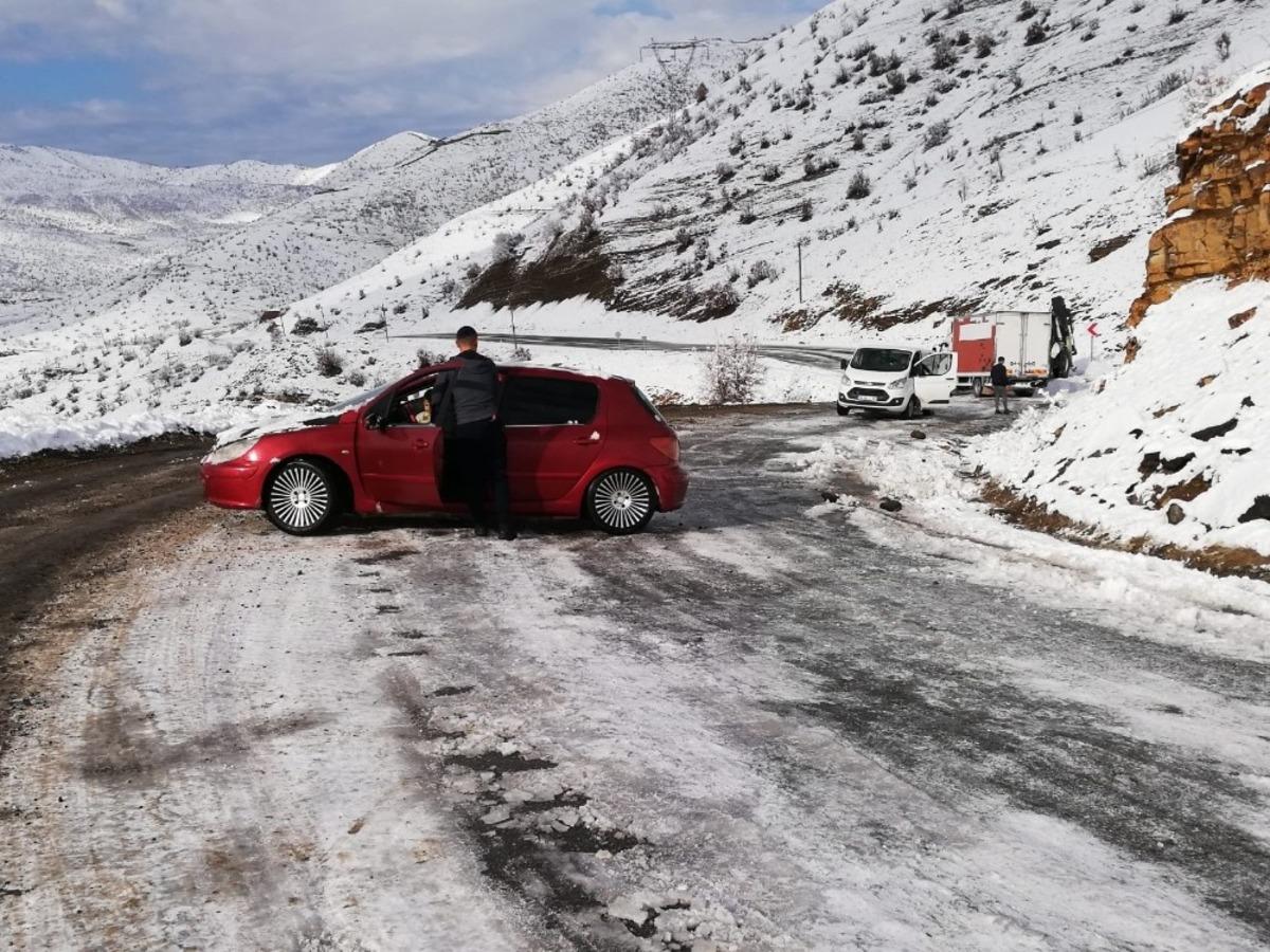 Uludere&rsquo;de yollar buz pistine d&ouml;nd&uuml;, kazalar ka&ccedil;ınılmaz oldu