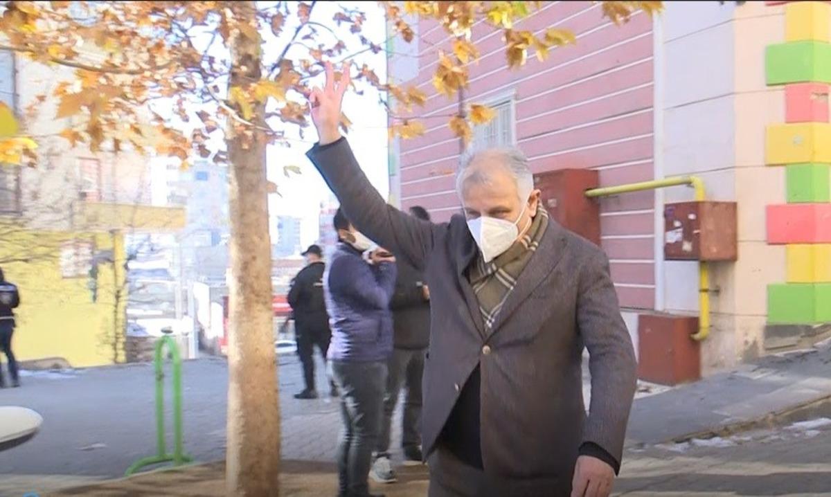 HDP &ouml;n&uuml;nde &lsquo;zafer işareti&rsquo; gerginliği