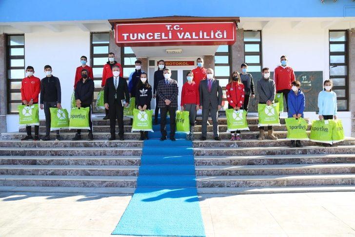 Tunceli Valisi Özkan, sporculara kayak takımı hediye etti G1