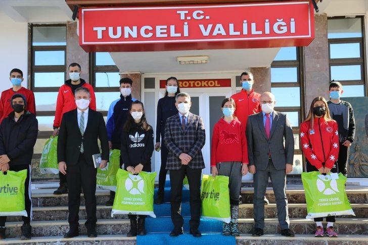 Tunceli Valisi Özkan, sporculara kayak takımı hediye etti G2