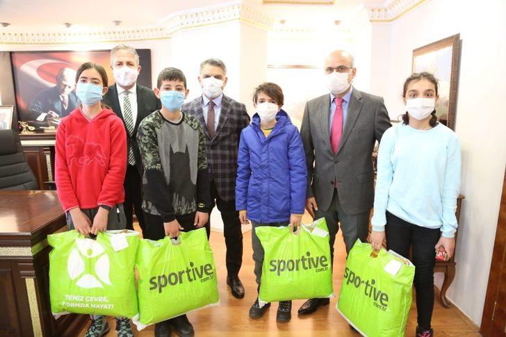 Tunceli Valisi Özkan, sporculara kayak takımı hediye etti G3