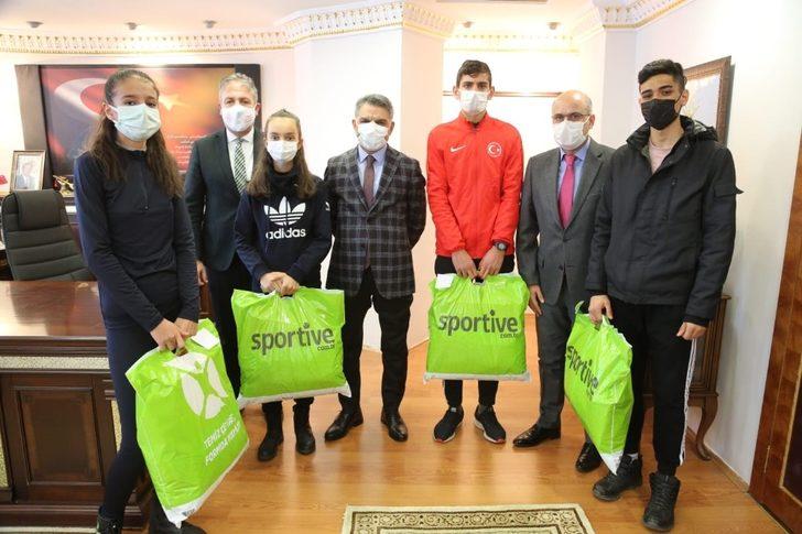 Tunceli Valisi Özkan, sporculara kayak takımı hediye etti G4