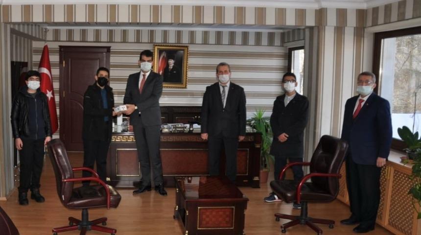 Öğrencilerden sosyal mesafe cihazı