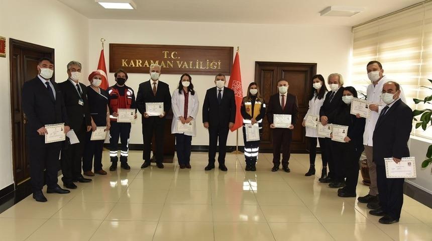 Vali Işık’tan sağlık çalışanlarına başarı belgesi