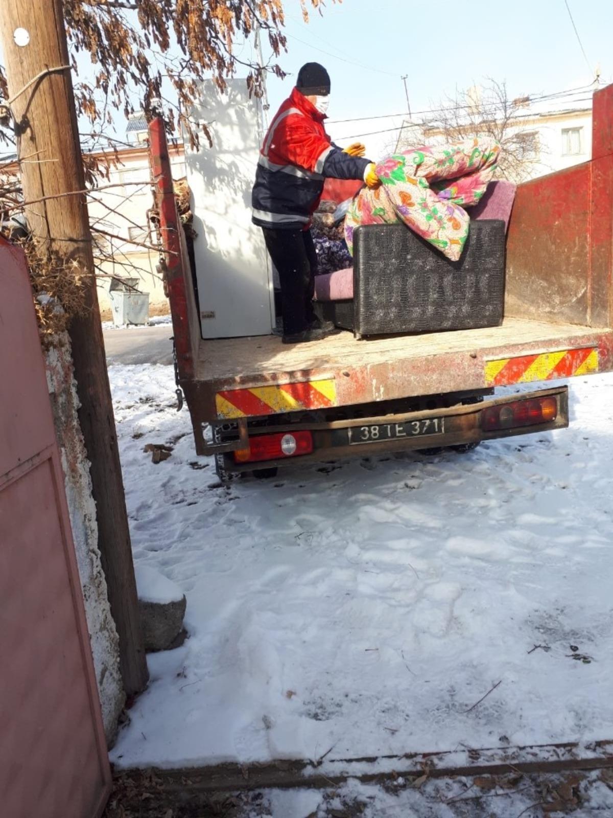 Başkan Cabbar&rsquo;dan kimsesiz kadına ev taşıma desteği