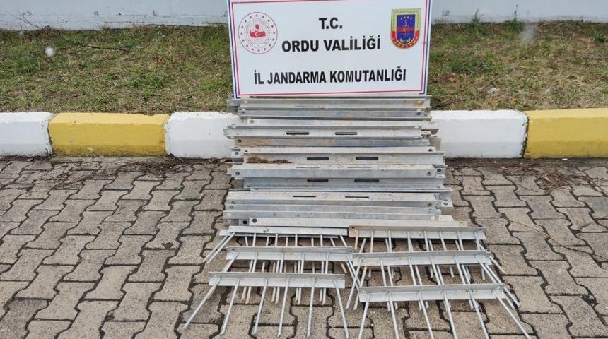 Ordu’da elektrik direklerinden demir çalan 2 kişi yakalandı