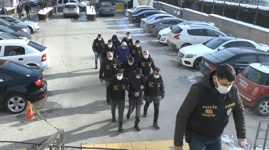 Eskişehir'de sahte şirket kurarak devleti zarara uğrattıkları iddiasıyla yakalanan 4 zanlı adliyede