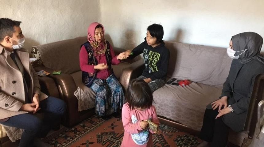 Kaymakam Baytak evlerine gidip vatandaşın sorunlarını dinledi