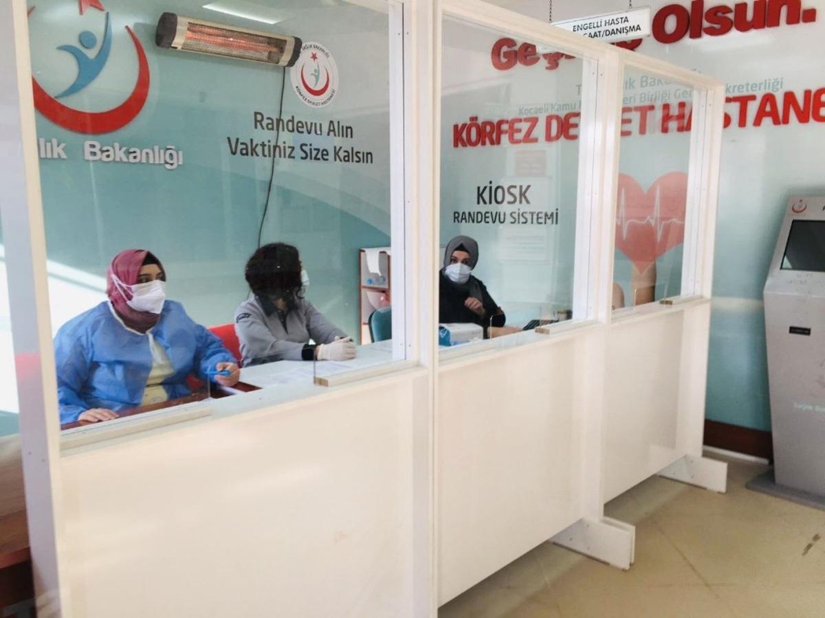 K&ouml;rfez Belediyesi, sağlık &ccedil;alışanları i&ccedil;in paravan yaptı