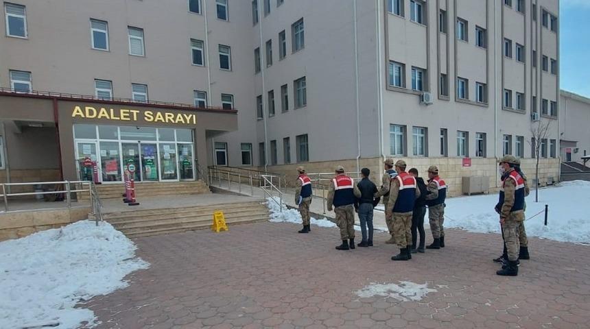Bir&ccedil;ok k&ouml;yde evden hırsızlık yaptılar, jandarmadan ka&ccedil;amadılar