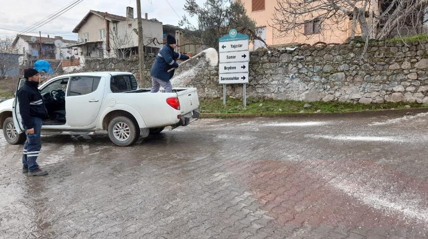 Yunusemre’de buzlanan yollarda tuzlama çalışması