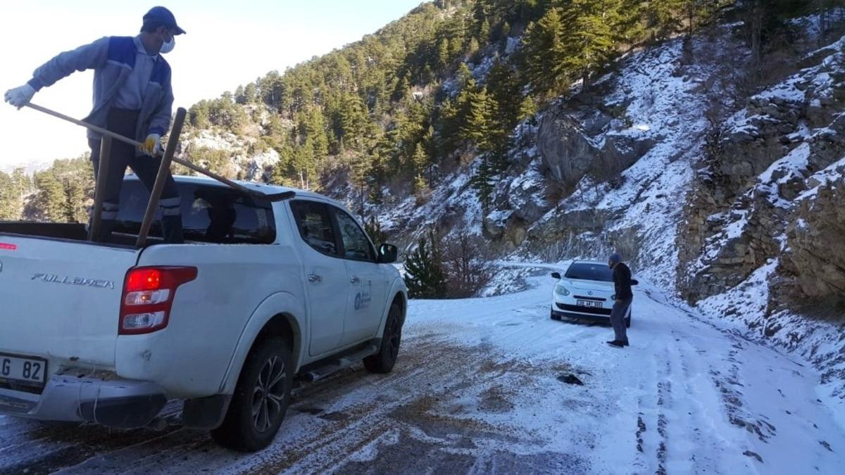 Buzlanan Taşatan Yolu&rsquo;nda tuzlama yapıldı