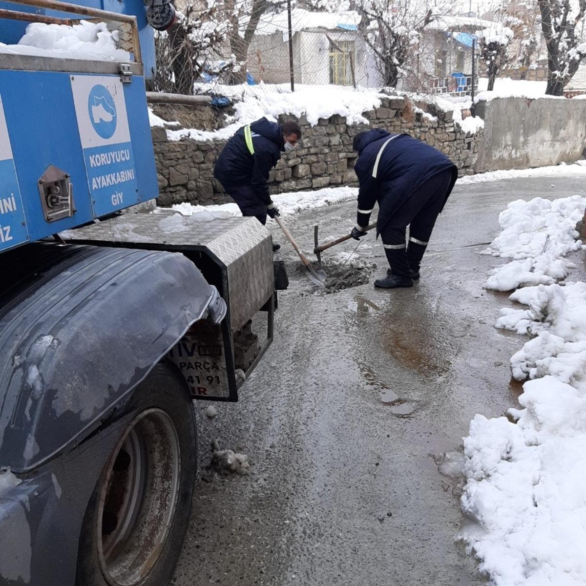 DİSKİ, donan şebekelere m&uuml;dahale ederek sorunu &ccedil;&ouml;zd&uuml;