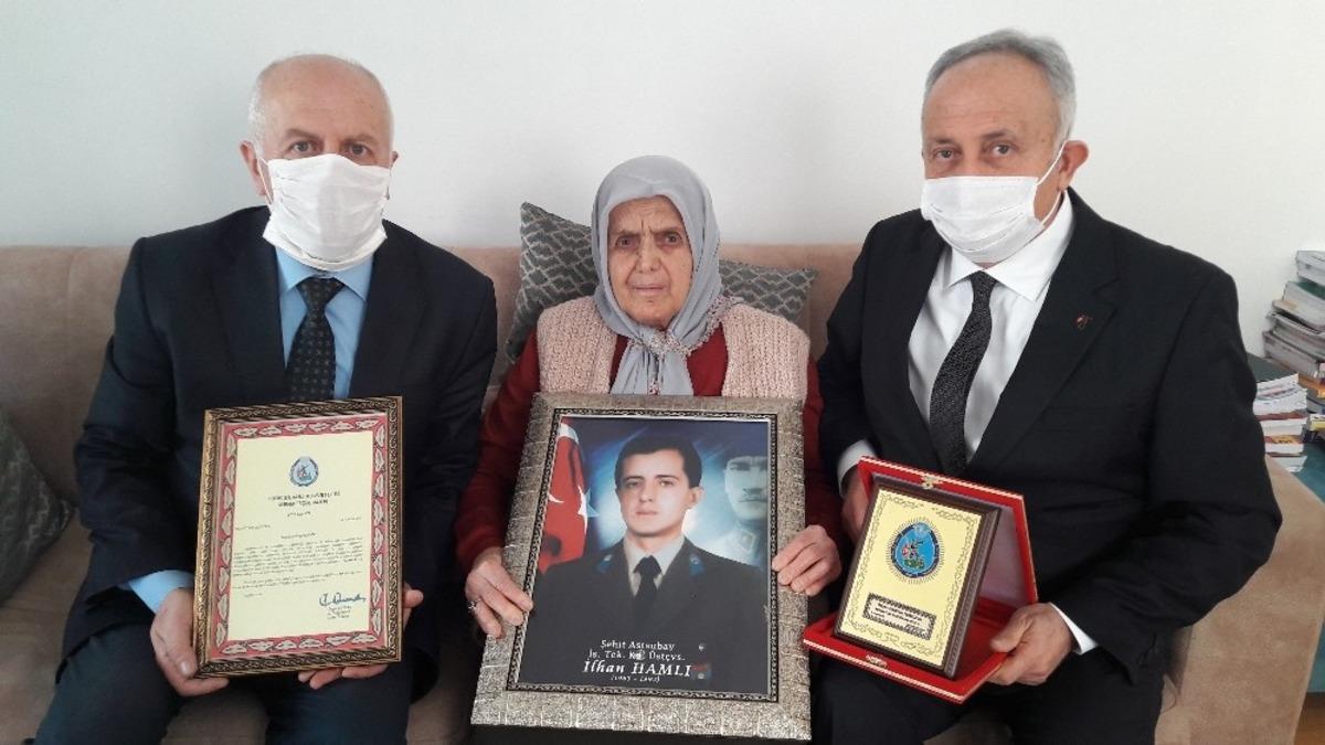 Şehit annesinden Mehmet&ccedil;ik Vakfı&rsquo;na bağış