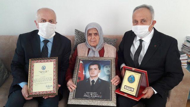 Şehit annesinden Mehmetçik Vakfı’na bağış
