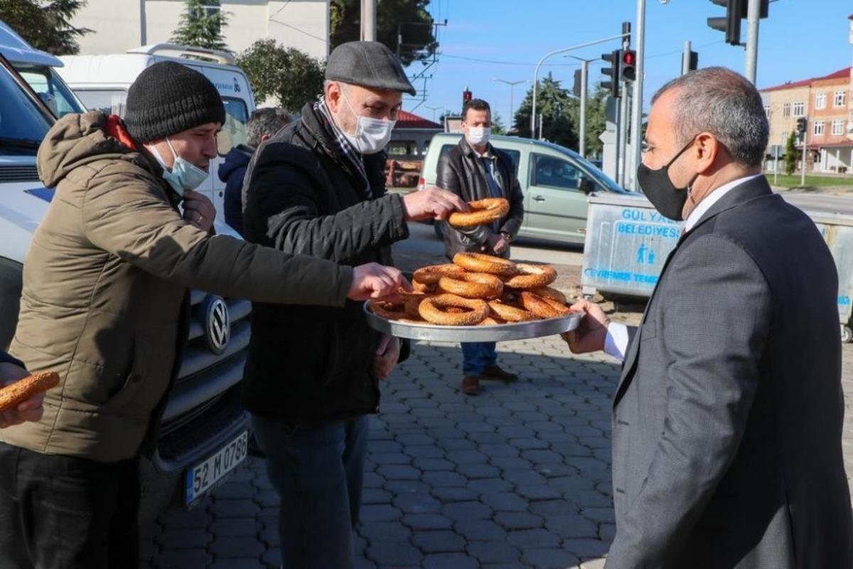 Vali vatandaşa simit ikram etti