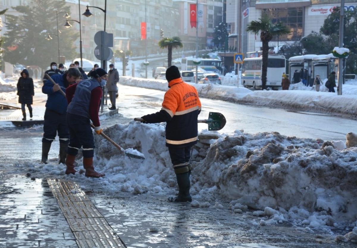 Kdz. Ereğli&rsquo;de kar k&uuml;tleleri kaldırılıyor