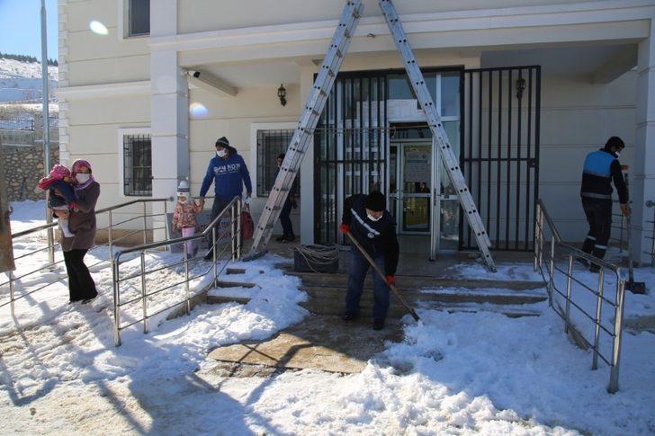 Aşı olacak çocukların yardımına kurtarma ekipleri yetişti G1