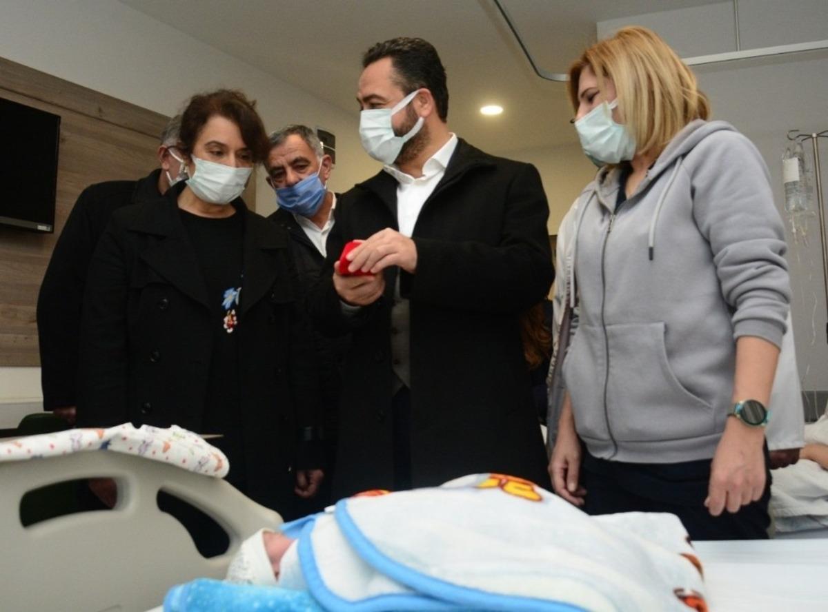 G&uuml;rb&uuml;z&rsquo;den yeni doğan bebeğe altın