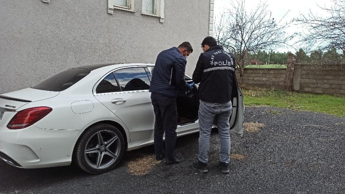 Bafra&rsquo;da galeriden &ccedil;alınan l&uuml;ks otomobillerden biri bulundu