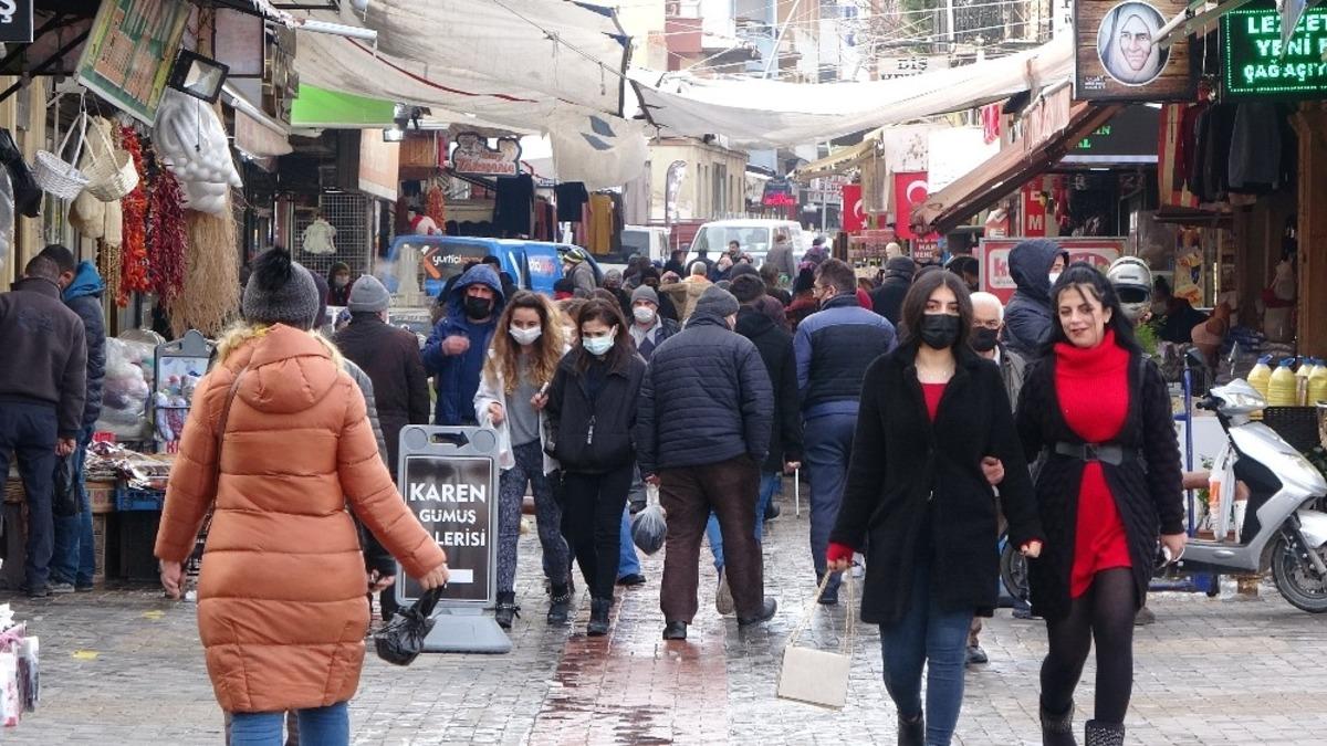 Uşak&rsquo;ta sosyal mesafe hi&ccedil;e sayıldı